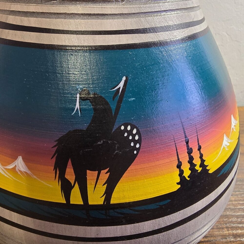 Dineh Navajo Native American Etched Ceramic Vase 9.5x8" Sunset Mountains Signed - Picture 2 of 15